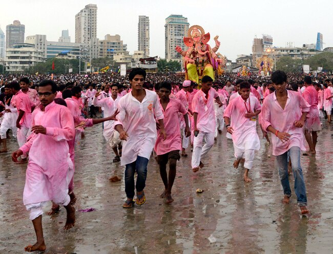 गणपति विसर्जन में उमड़ी श्रद्धालुओं की भीड़