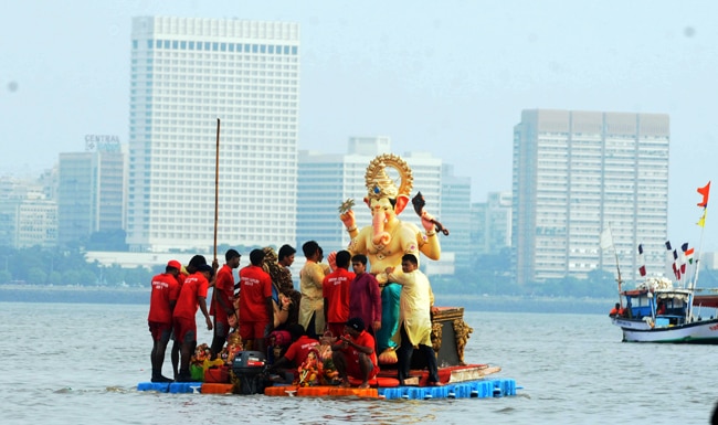 गणपति विसर्जन में उमड़ी श्रद्धालुओं की भीड़