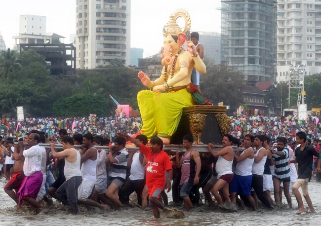 गणपति विसर्जन में उमड़ी श्रद्धालुओं की भीड़