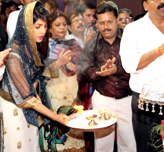 गणपति के दरबार में प्रियंका चोपड़ा