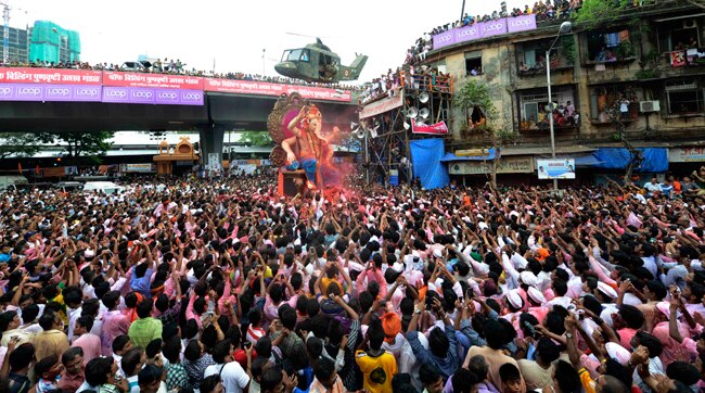 गणपति विसर्जन में उमड़ी श्रद्धालुओं की भीड़