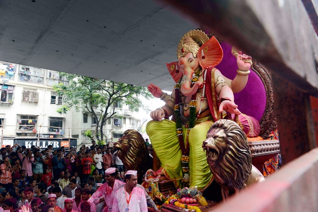 गणपति विसर्जन में उमड़ी श्रद्धालुओं की भीड़
