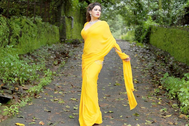 फिल्म 'ओह माय गॉड' की साध्‍वी का हॉट अवतार