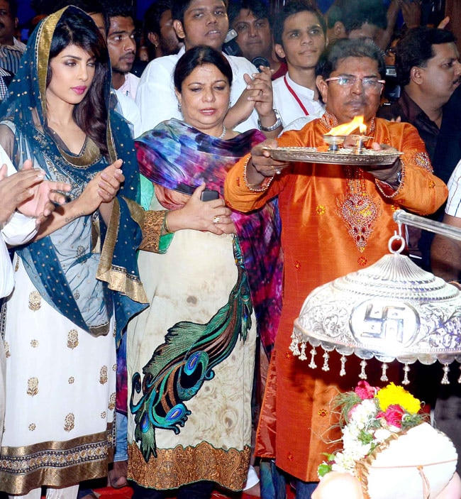 गणपति के दरबार में प्रियंका चोपड़ा