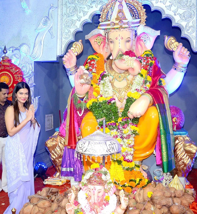 गणपति के दरबार में प्रियंका चोपड़ा