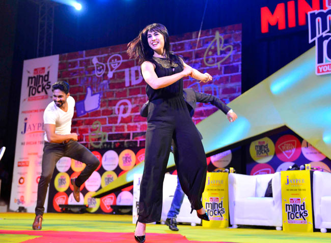 लॉरेन-सलमान सिखाएं डांस तो Anybody can dance!