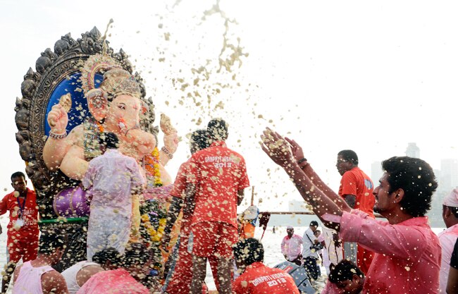 गणपति विसर्जन में उमड़ी श्रद्धालुओं की भीड़