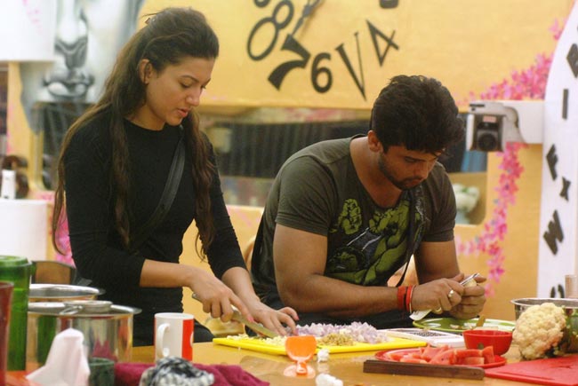 Bigg Boss के नए टास्‍क में बनी गौहर-तनिषा की जोड़ी