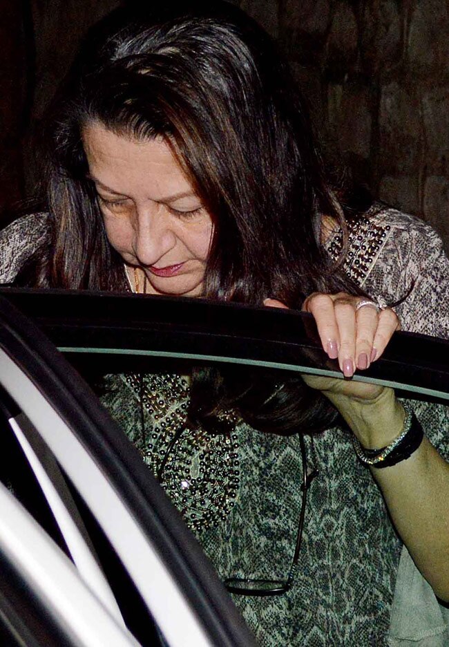 परिवार के साथ डिनर के लिए गए सैफ-करीना