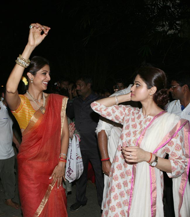 बॉलीवुड ने दी बप्‍पा को विदाई, जमकर नाचे सितारे