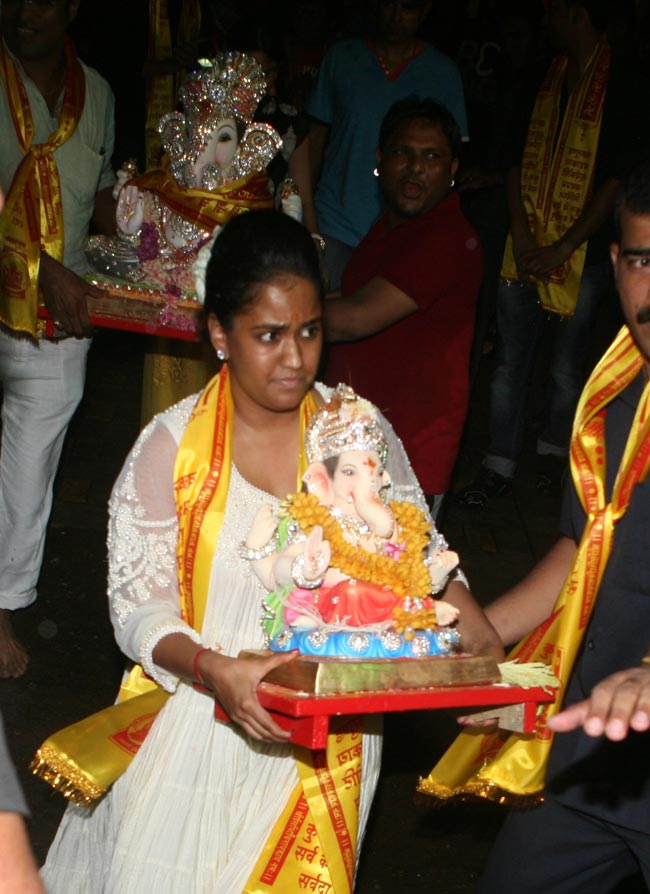 बॉलीवुड ने दी बप्‍पा को विदाई, जमकर नाचे सितारे