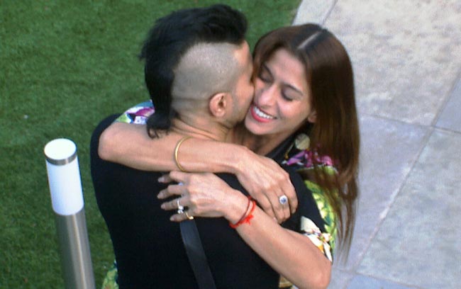 Bigg Boss के नए टास्‍क में बनी गौहर-तनिषा की जोड़ी