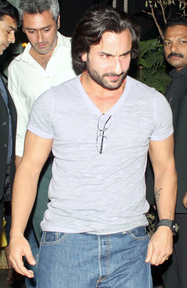 परिवार के साथ डिनर के लिए गए सैफ-करीना