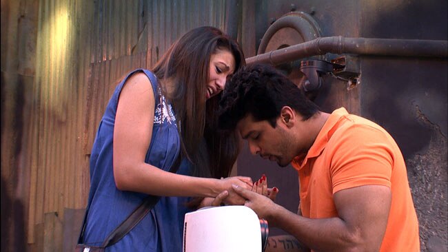 Bigg Boss के नए टास्‍क में बनी गौहर-तनिषा की जोड़ी