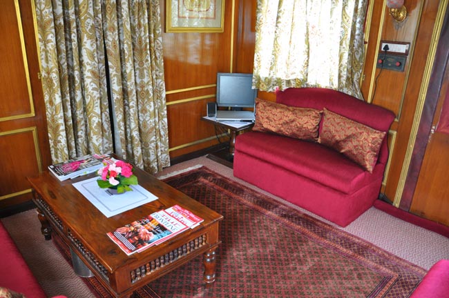 नए रंग रूप के साथ शाही सफर पर Palace on Wheels