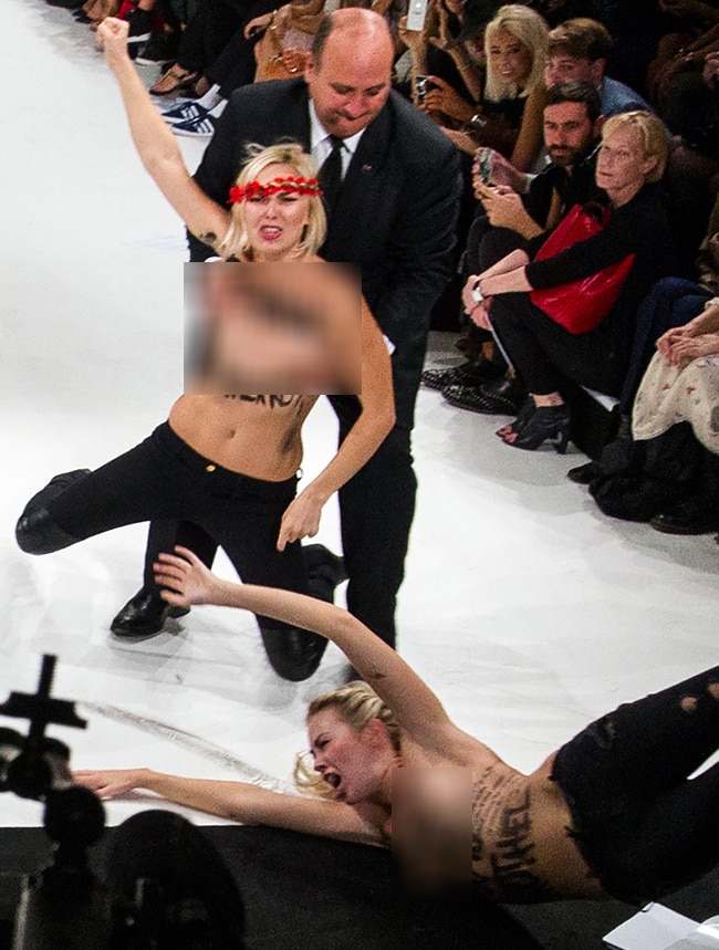 पेरिस फैशन शो में घुसी टॉपलेस महिला प्रदर्शनकारी