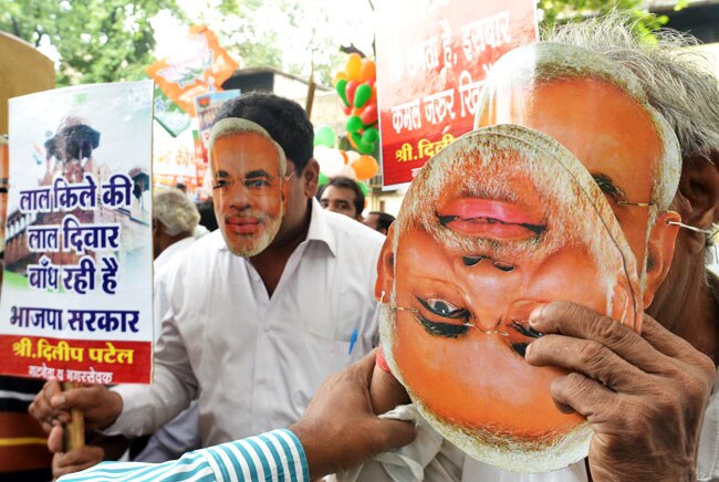 63 के हुए मोदी, मुस्लिमों ने भी काटे केक, उड़ाए गए गुब्बारे