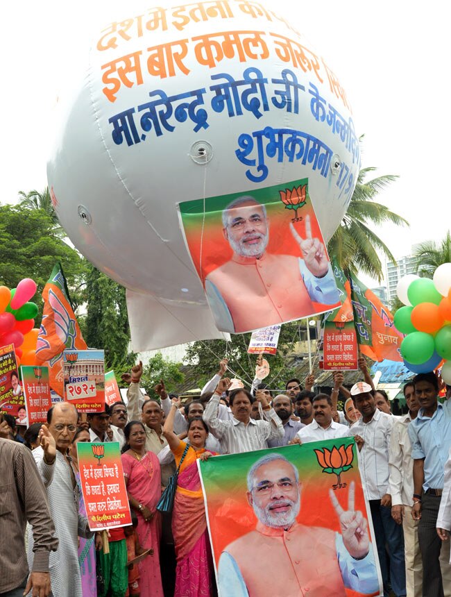 63 के हुए मोदी, मुस्लिमों ने भी काटे केक, उड़ाए गए गुब्बारे