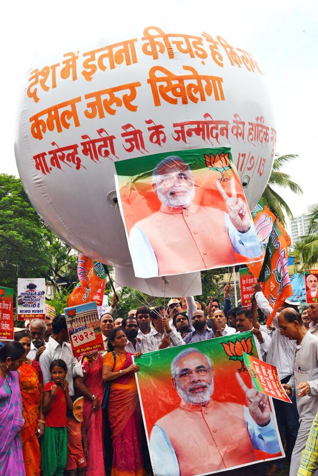 63 के हुए मोदी, मुस्लिमों ने भी काटे केक, उड़ाए गए गुब्बारे