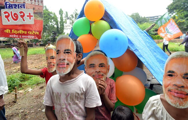 63 के हुए मोदी, मुस्लिमों ने भी काटे केक, उड़ाए गए गुब्बारे