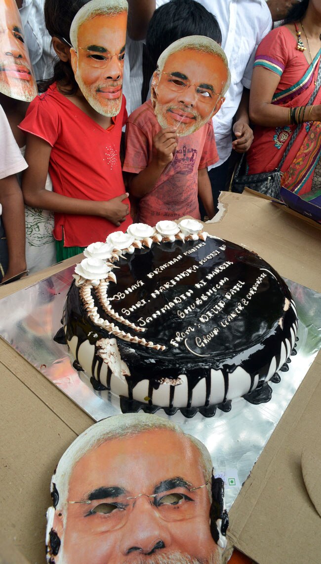 63 के हुए मोदी, मुस्लिमों ने भी काटे केक, उड़ाए गए गुब्बारे