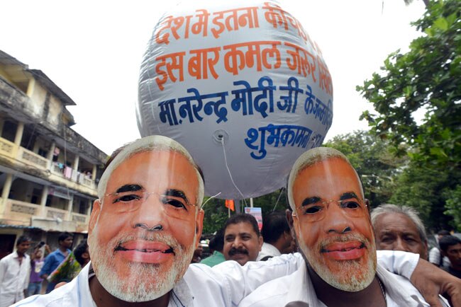 63 के हुए मोदी, मुस्लिमों ने भी काटे केक, उड़ाए गए गुब्बारे