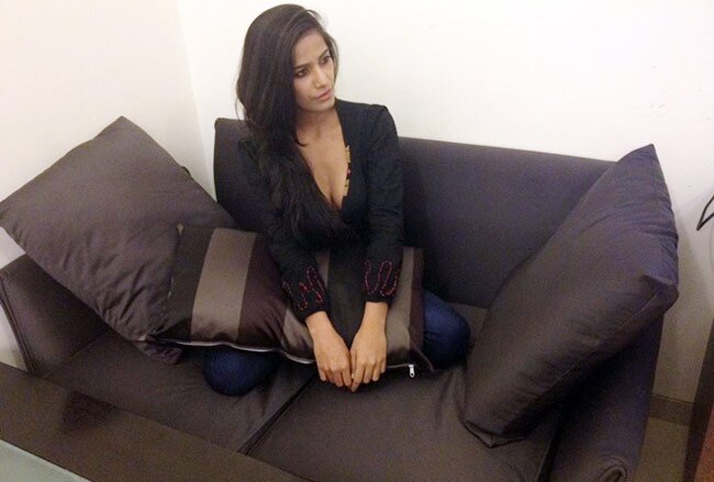 पूनम की इस अदा को आप क्‍या कहेंगे...