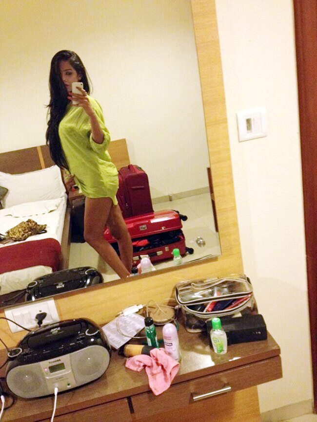 पूनम की इस अदा को आप क्‍या कहेंगे...