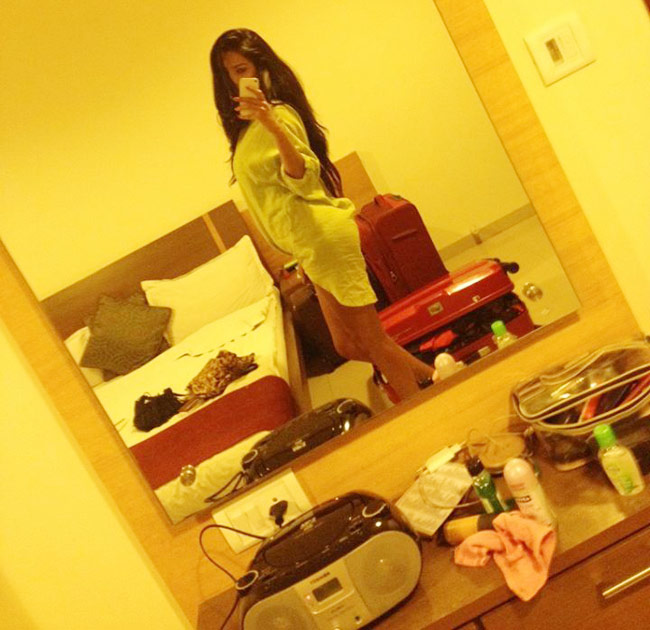 पूनम की इस अदा को आप क्‍या कहेंगे...