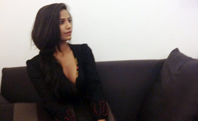 पूनम की इस अदा को आप क्‍या कहेंगे...