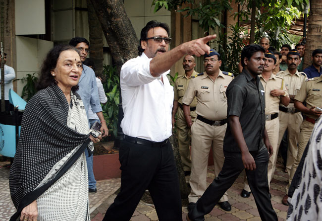 माधुरी दीक्षित के पिता की Prayer Meet में पहुंचा बॉलीवुड