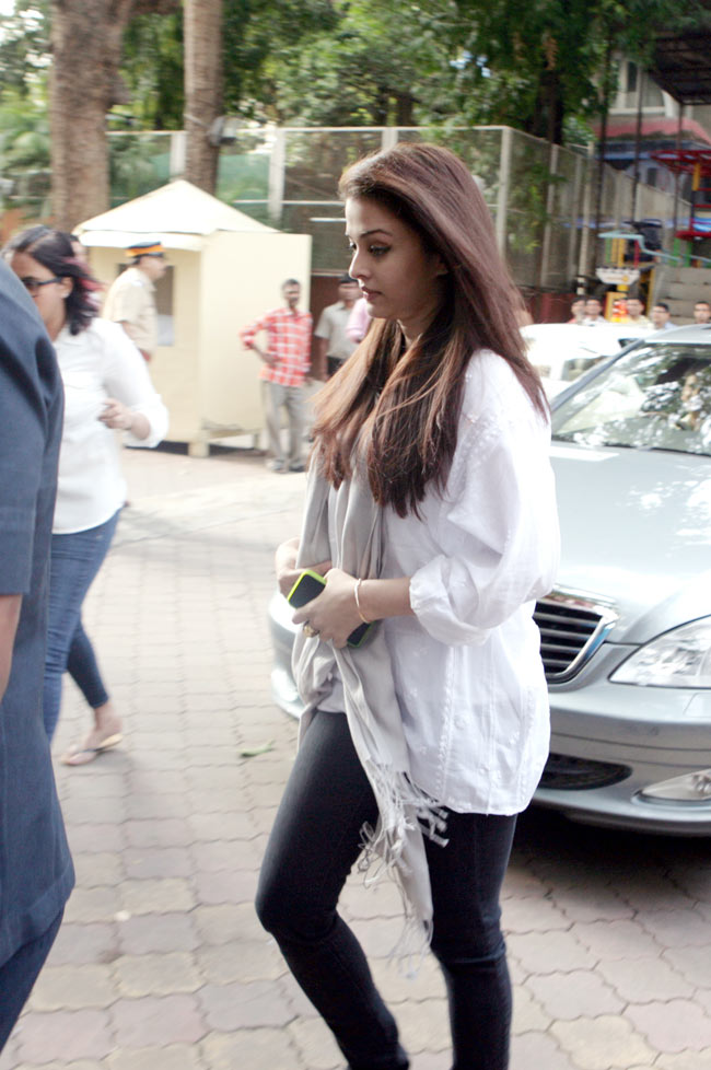 माधुरी दीक्षित के पिता की Prayer Meet में पहुंचा बॉलीवुड