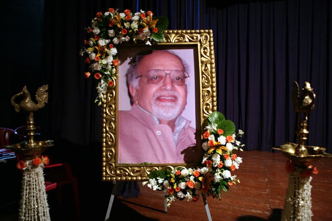 माधुरी दीक्षित के पिता की Prayer Meet में पहुंचा बॉलीवुड