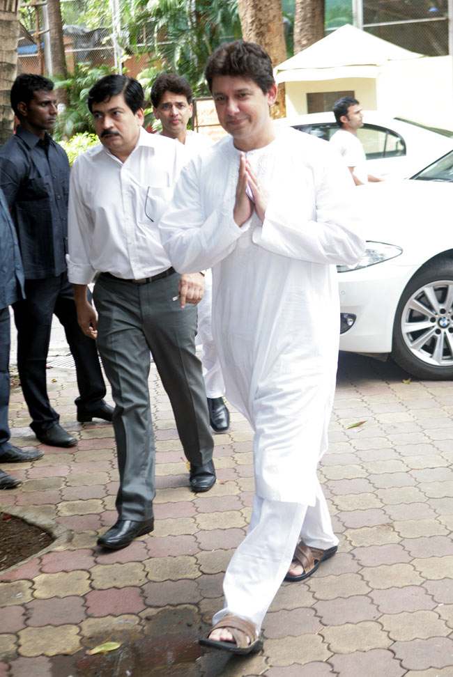 माधुरी दीक्षित के पिता की Prayer Meet में पहुंचा बॉलीवुड