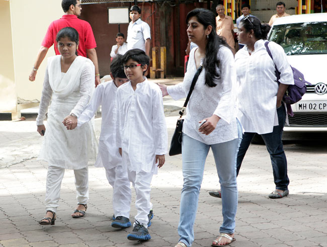 माधुरी दीक्षित के पिता की Prayer Meet में पहुंचा बॉलीवुड