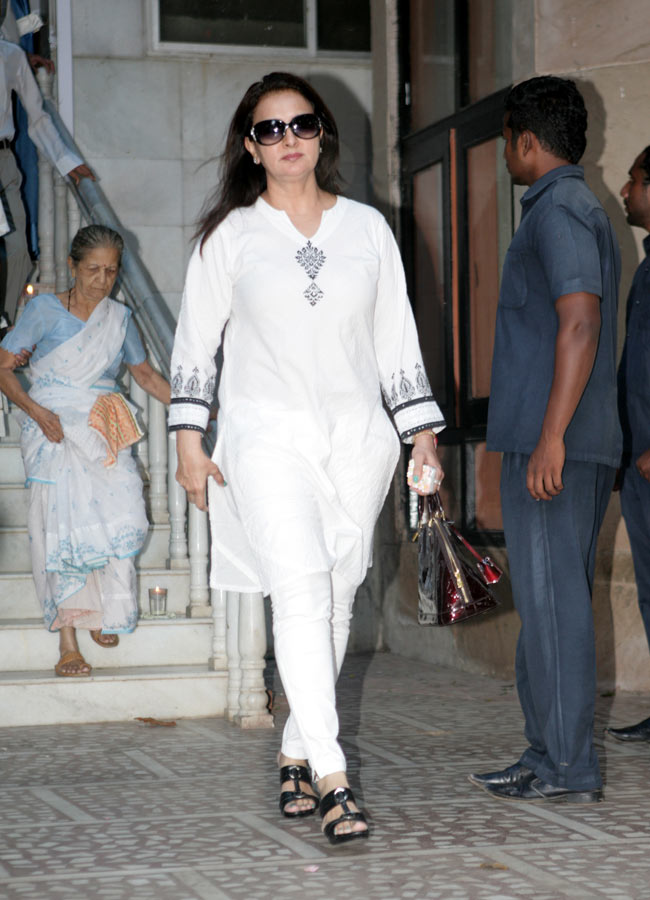 माधुरी दीक्षित के पिता की Prayer Meet में पहुंचा बॉलीवुड