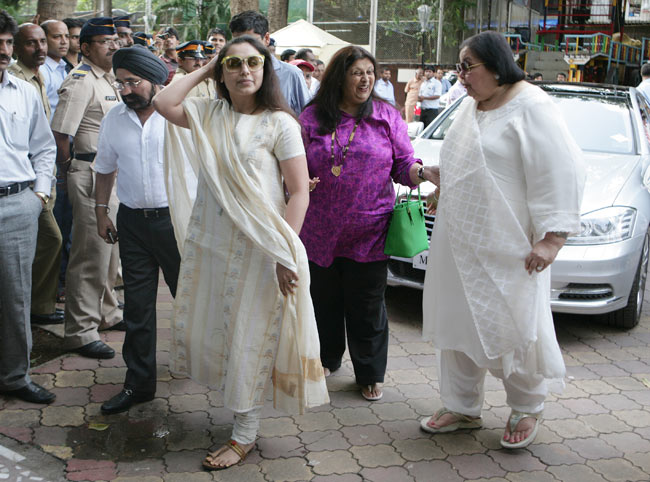 माधुरी दीक्षित के पिता की Prayer Meet में पहुंचा बॉलीवुड