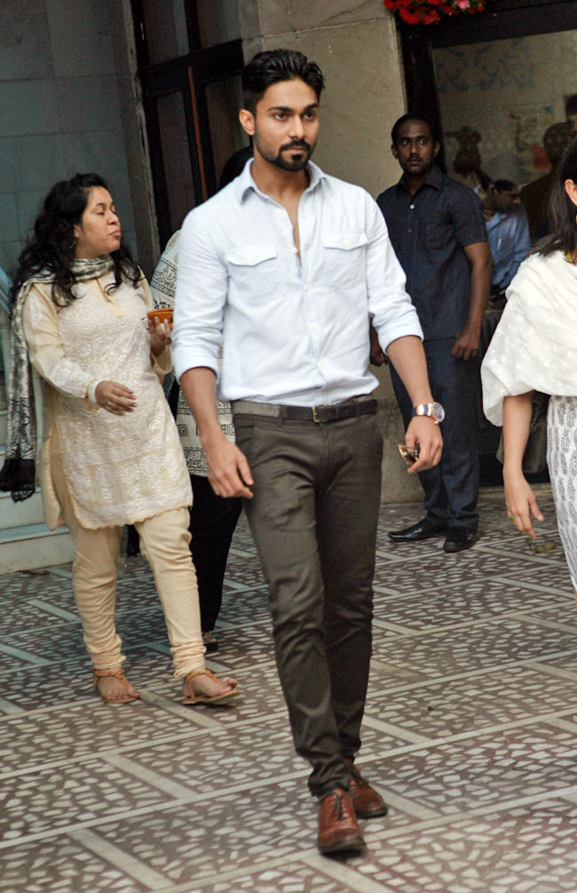 माधुरी दीक्षित के पिता की Prayer Meet में पहुंचा बॉलीवुड