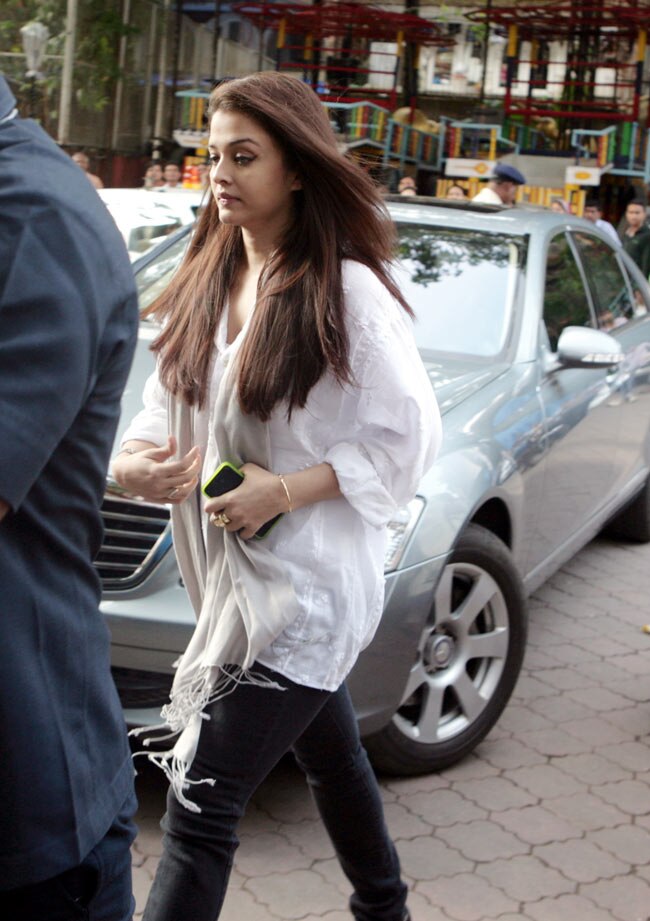 माधुरी दीक्षित के पिता की Prayer Meet में पहुंचा बॉलीवुड