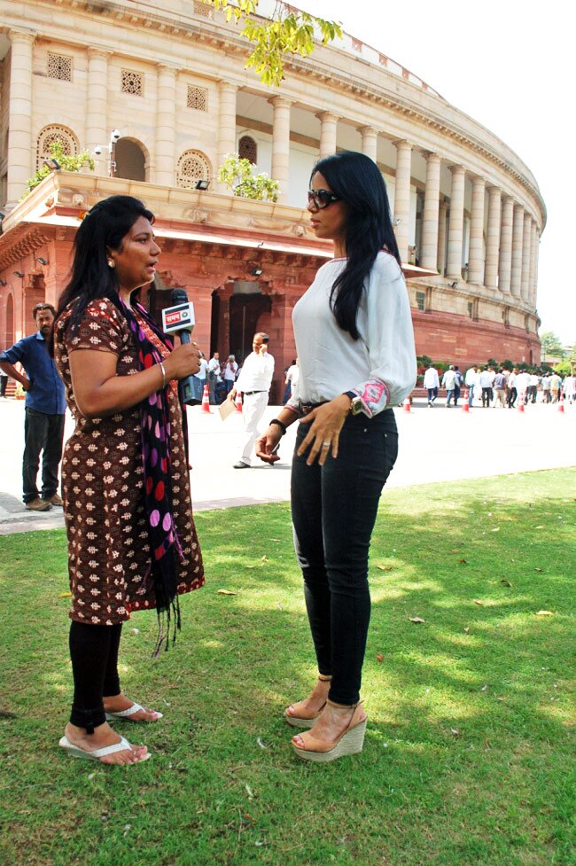 ...देखिए क्‍या हुआ जब संसद पहुंची 'सविता भाभी' | हॉट रोजलीन