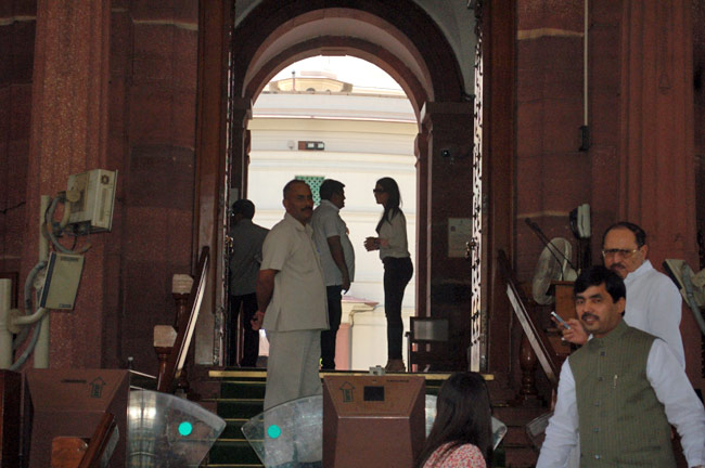 ...देखिए क्‍या हुआ जब संसद पहुंची 'सविता भाभी' | हॉट रोजलीन