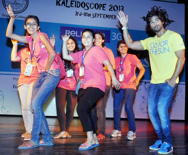 फैन्स के संग जमकर थिरके शाहिद कपूर