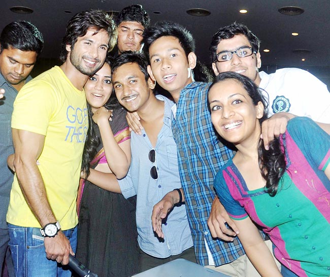 फैन्स के संग जमकर थिरके शाहिद कपूर