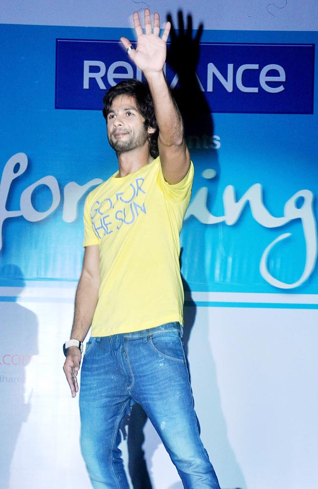 फैन्स के संग जमकर थिरके शाहिद कपूर