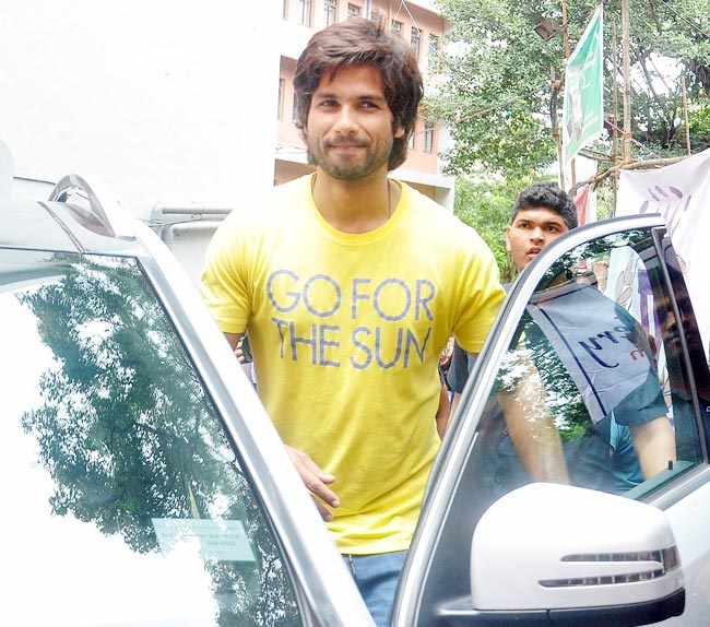 फैन्स के संग जमकर थिरके शाहिद कपूर