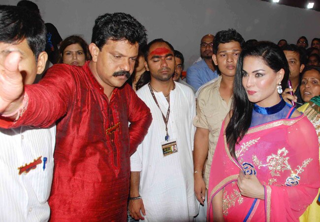 लालबागचा राजा के दरबार में पहुंची वीना मलिक