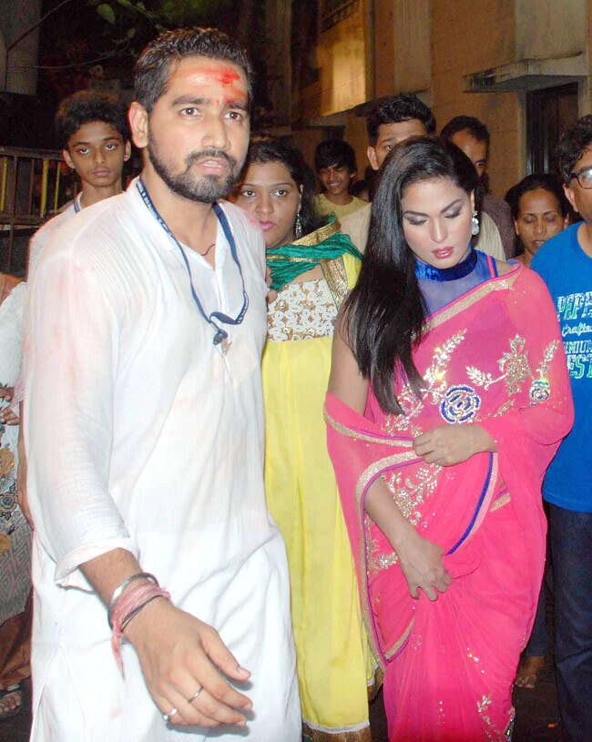 लालबागचा राजा के दरबार में पहुंची वीना मलिक