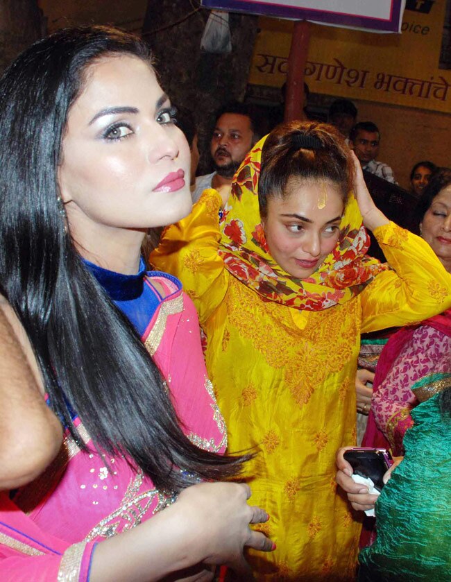 लालबागचा राजा के दरबार में पहुंची वीना मलिक