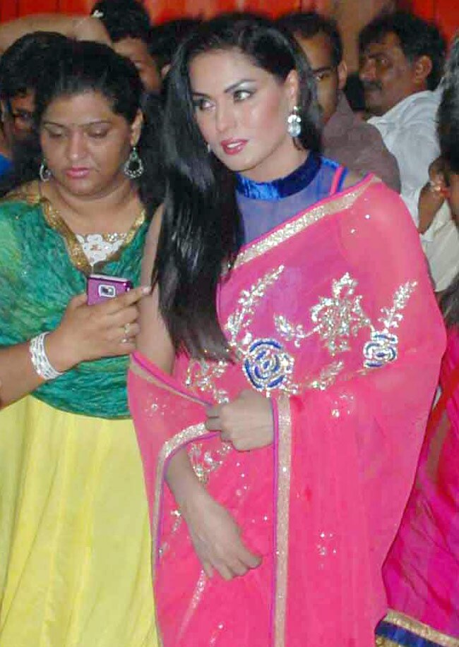 लालबागचा राजा के दरबार में पहुंची वीना मलिक