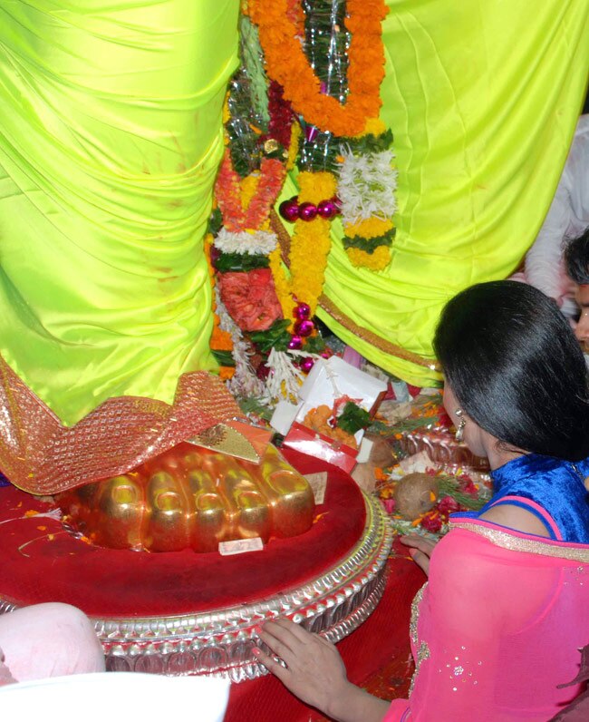 लालबागचा राजा के दरबार में पहुंची वीना मलिक